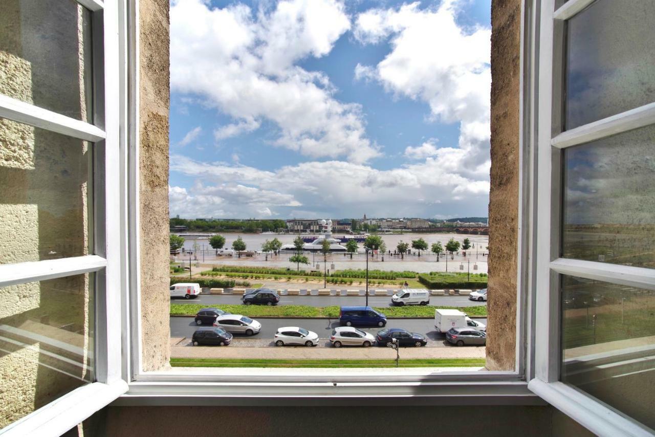 Le Port De La Lune - Vue Panoramique Sur Les Quais Bordeaux Luaran gambar